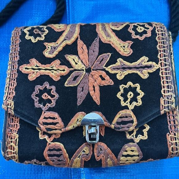 Velvet and embroidered shoulder bag - Picture 2 of 7